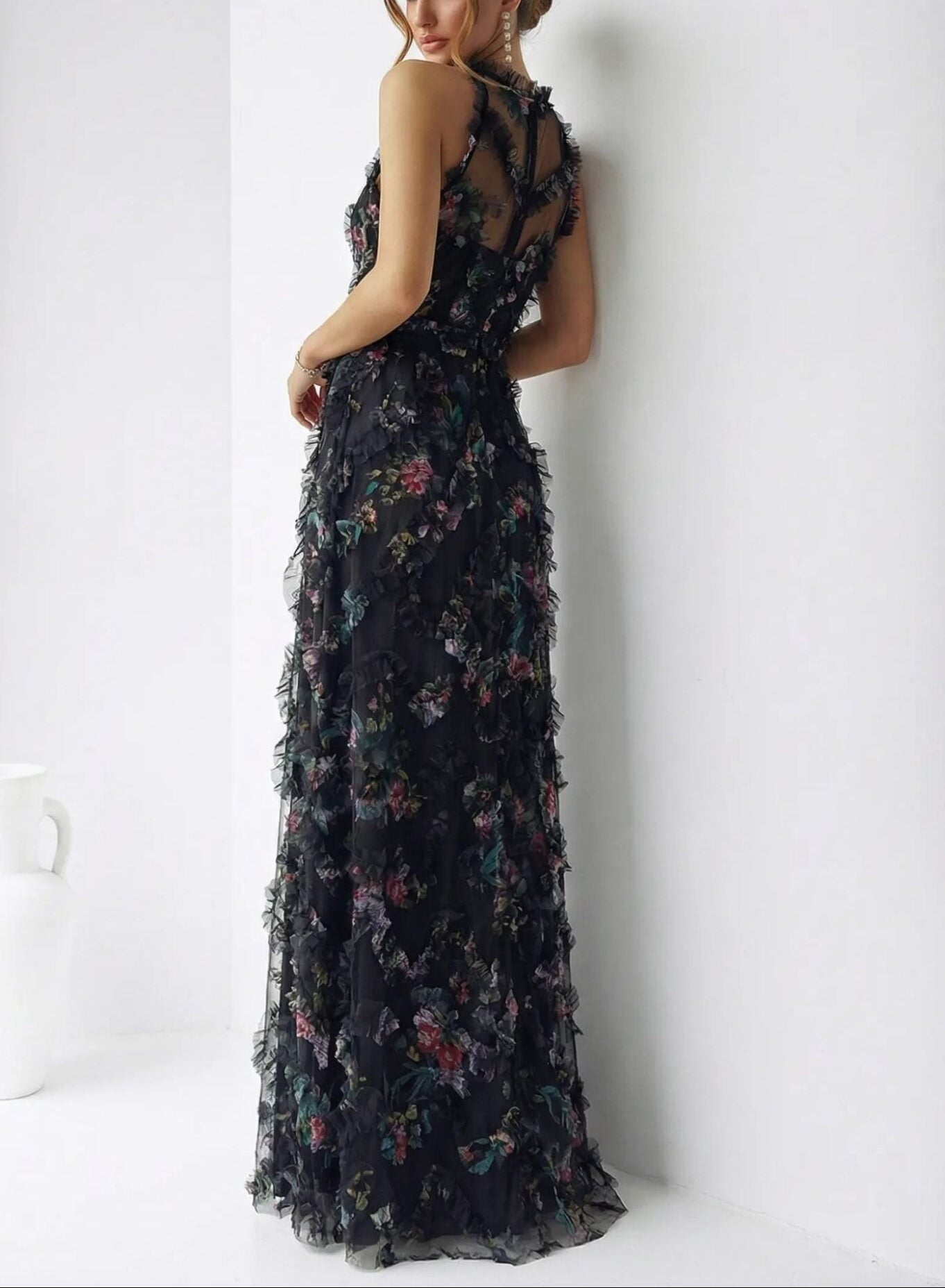 Abito Iris - Incanto Floreale: Abito Lungo in Tulle con Volant - Nero