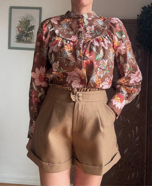 Short a revers con volant camel