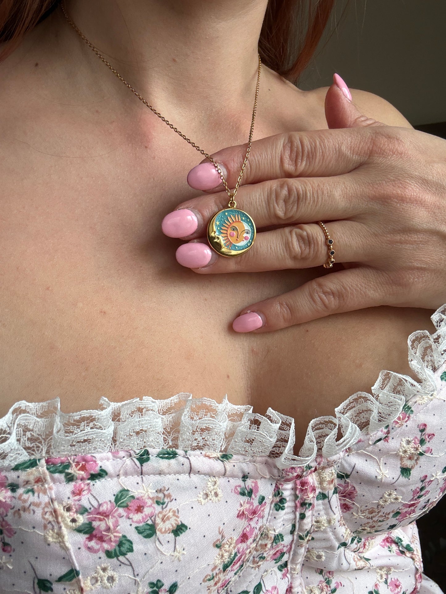 Collezione Miniature Romantiche: Collane in Acciaio Gold con Pendenti Illustrati