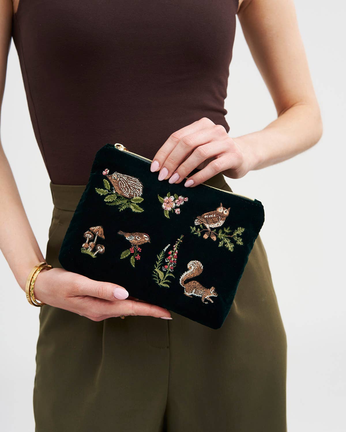 Pochette Meadow Scene ricamata in velluto verde foresta - Fable England