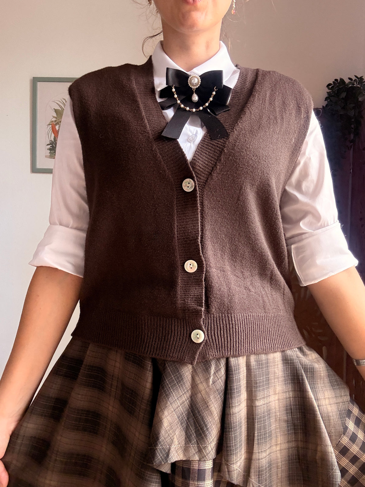 Gilet in maglia marrone cioccolato con bottoni e scollo a V