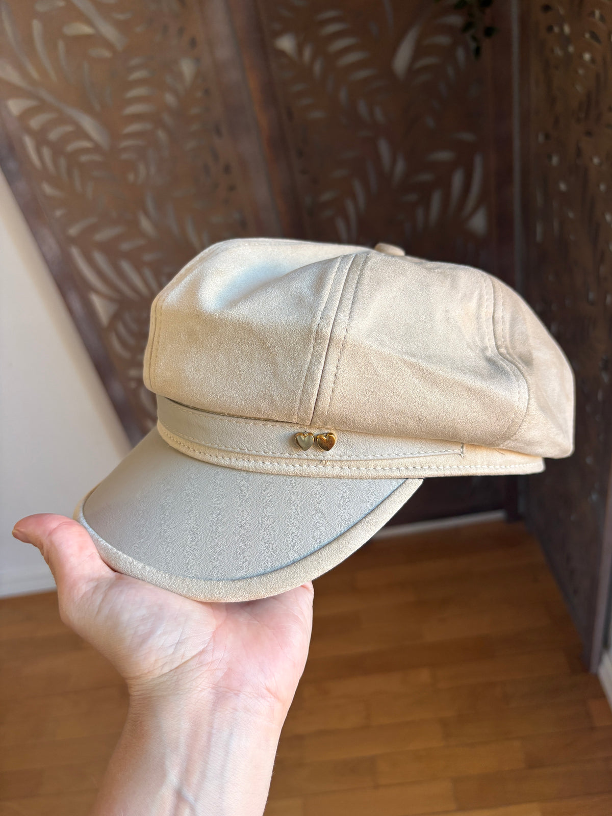 Cappello Baker Boy effetto scamosciato con cuori dorati - In 3 colori