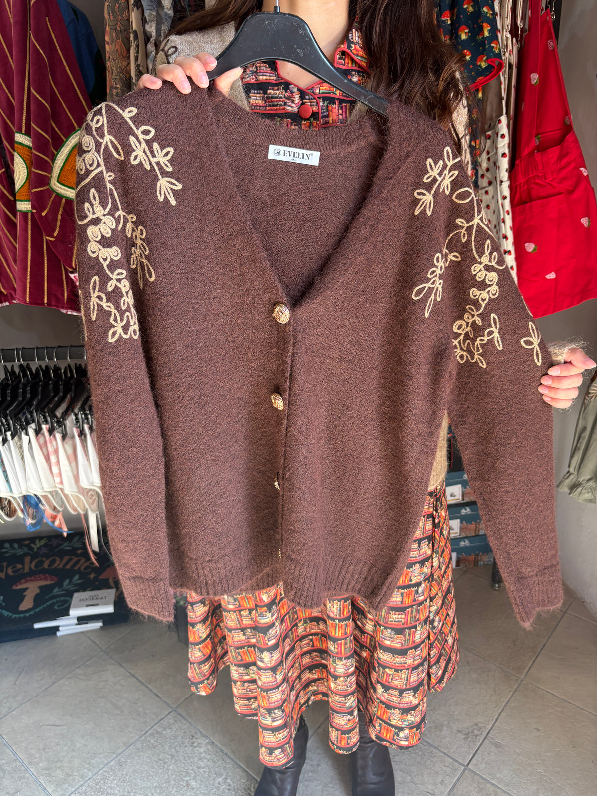 Cardigan donna Evelin con ricamo floreale e bottoni vintage