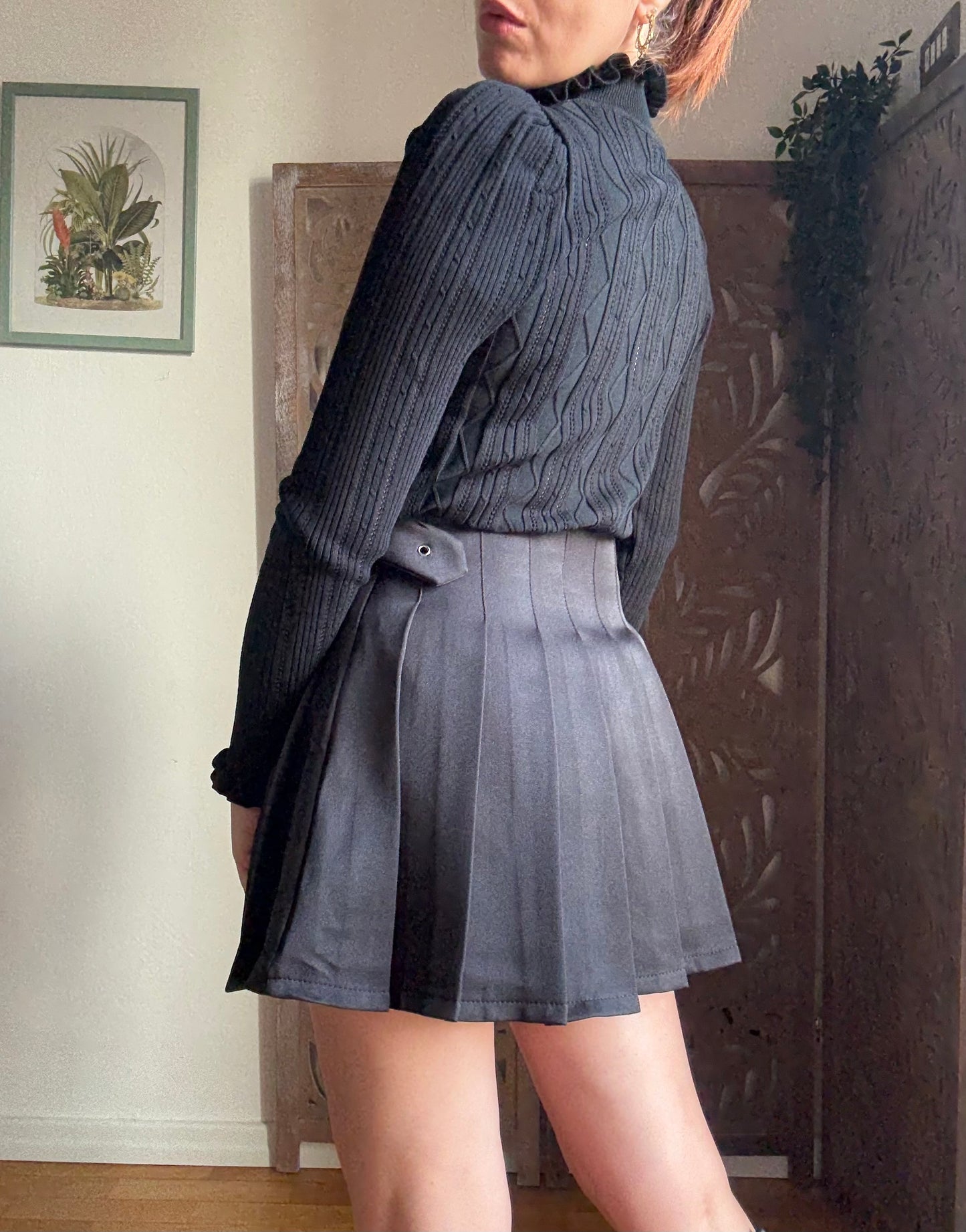 Minigonna skort nera a pieghe con fibbia e pantaloncino