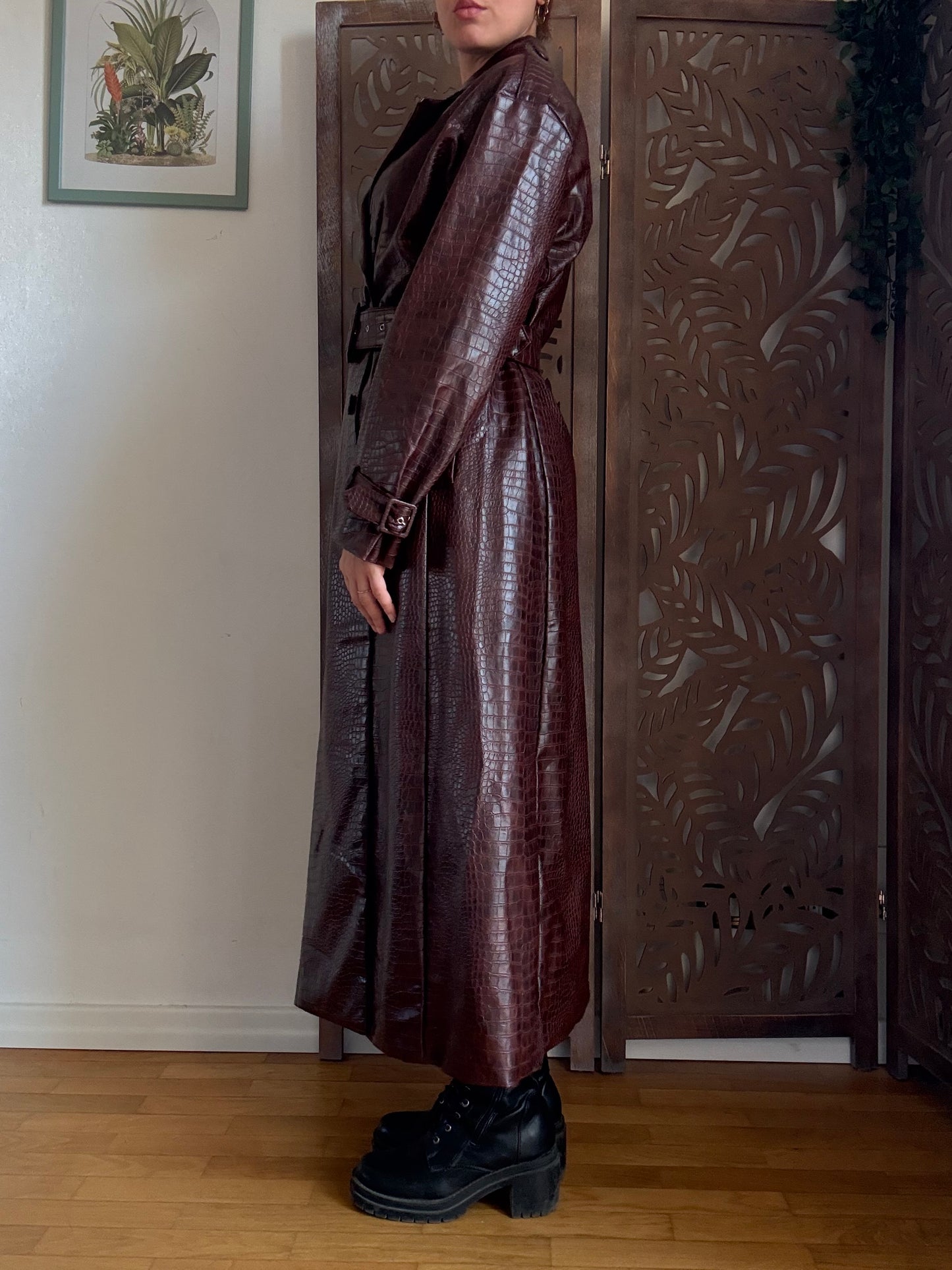 Trench lungo in ecopelle effetto coccodrillo bordeaux