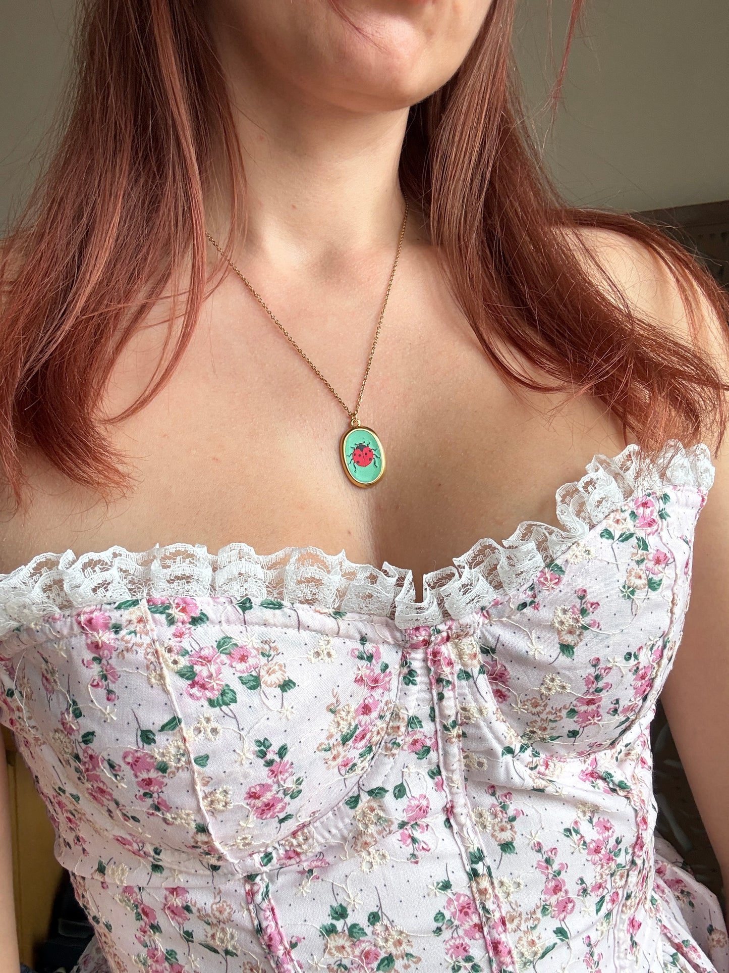 Collezione Miniature Romantiche: Collane in Acciaio Gold con Pendenti Illustrati