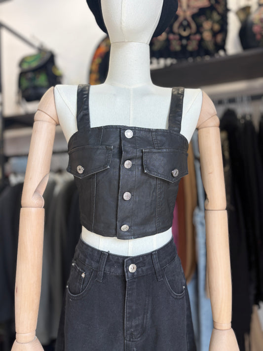 Top Crop Nero in Ecopelle con Bottoni e Taschini