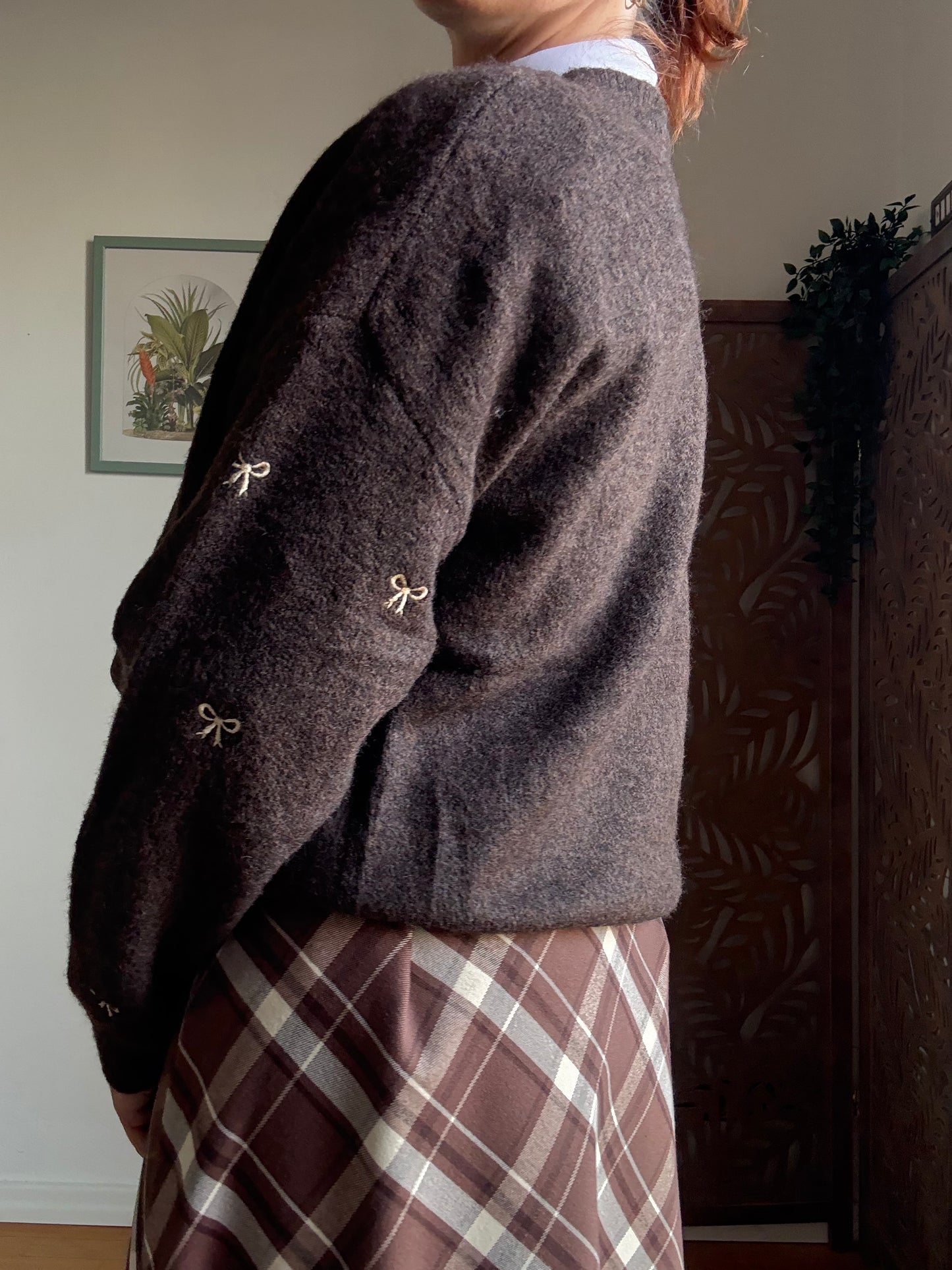 Maglione over caffè in viscosa con fiocchi ricamati