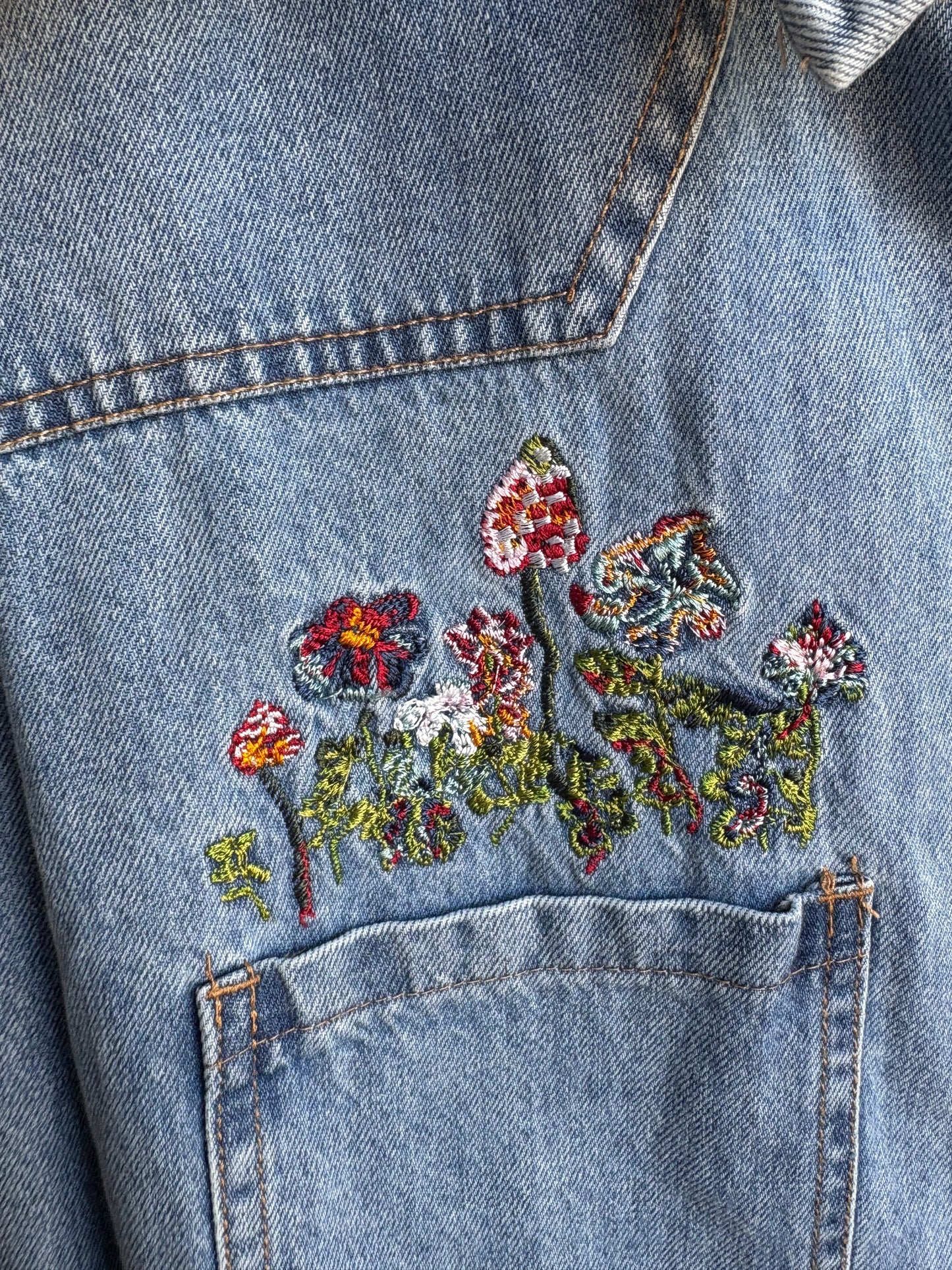 Camicia Denim Wildflower con ricami floreali