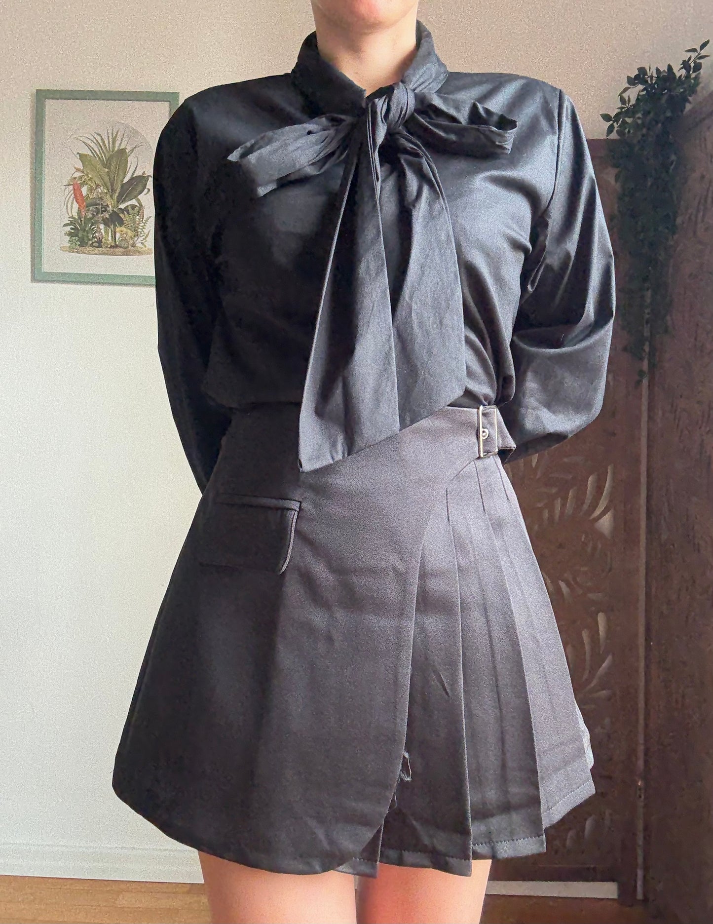 Minigonna skort nera a pieghe con fibbia e pantaloncino
