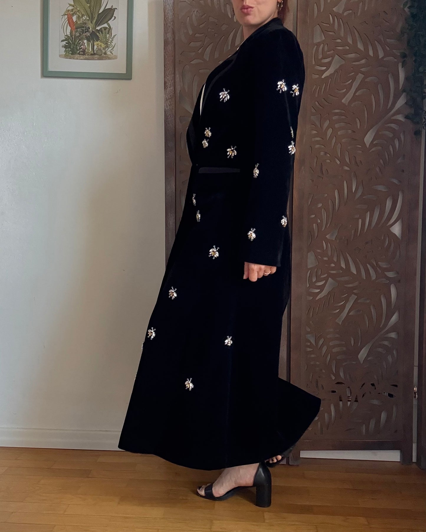 Cappotto lungo nero aderente in vita con dettagli gioiello