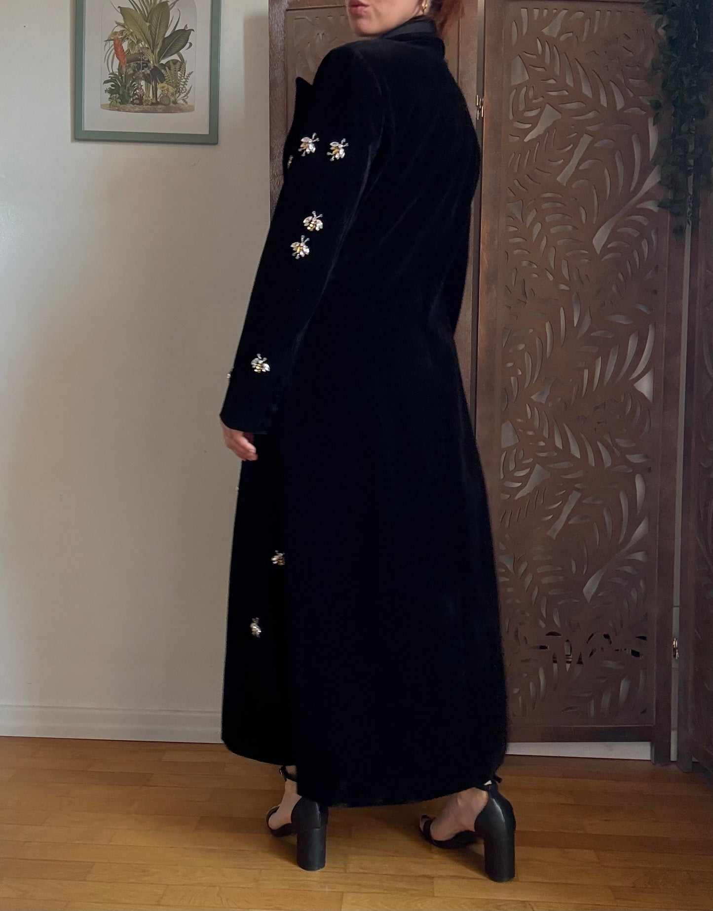 Cappotto lungo nero aderente in vita con dettagli gioiello