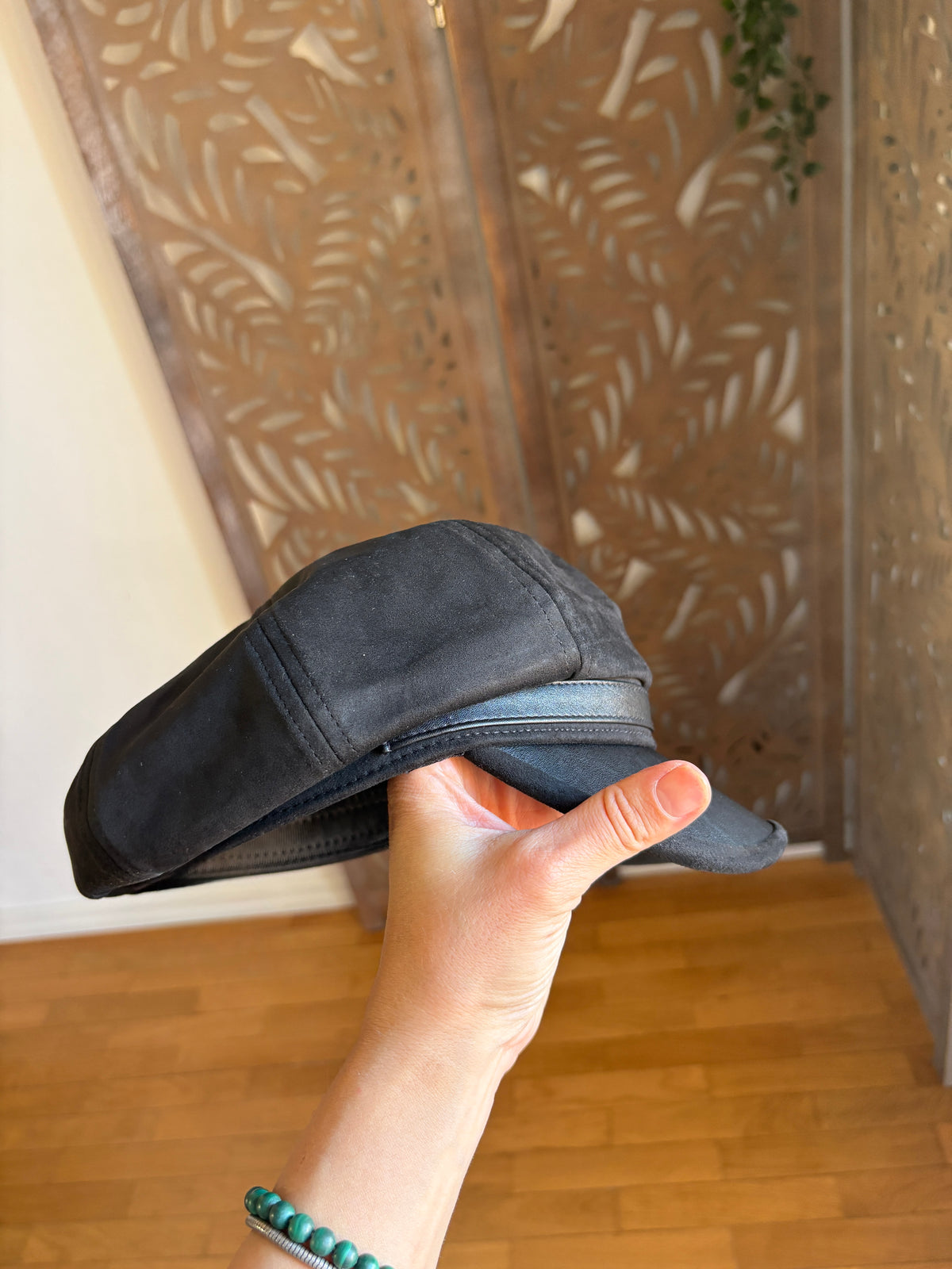 Cappello Baker Boy effetto scamosciato con cuori dorati - In 3 colori