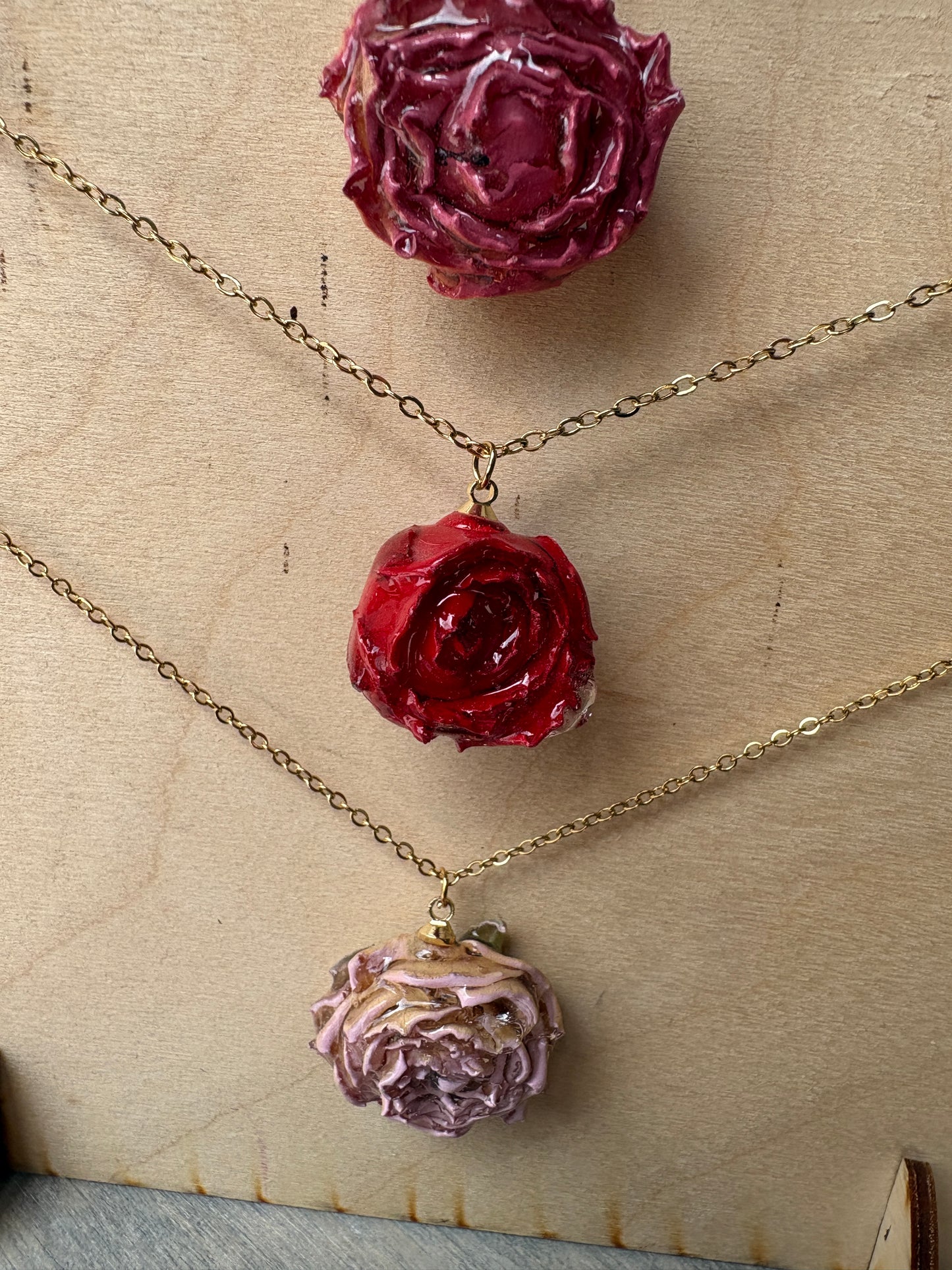 Collana "Rosa Eterna" – Bocciolo di Vera Rosa in Resina e Acciaio Inossidabile Aperta