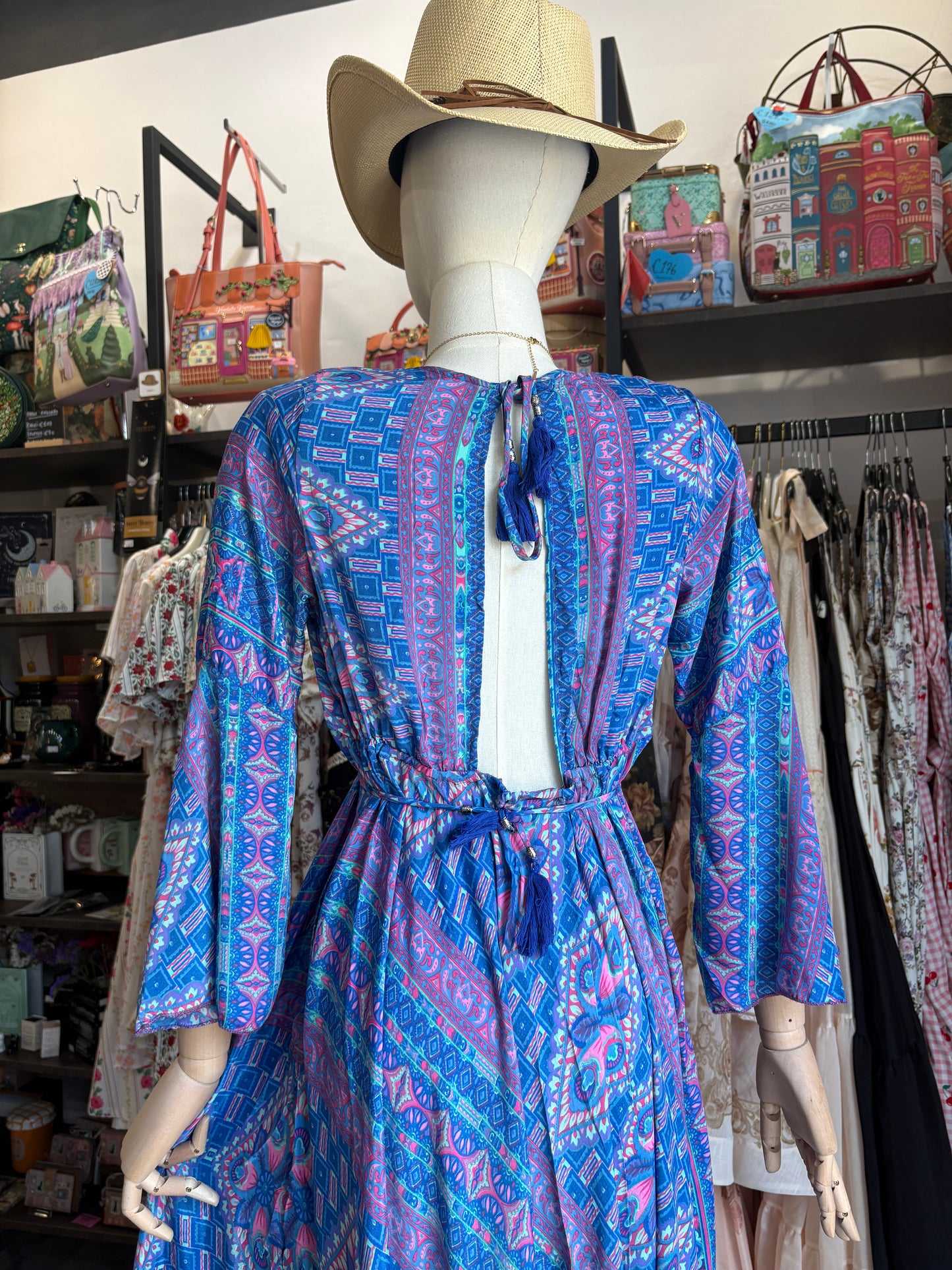 Abito Lungo Stile Indiano Boho-Chic – Vestito Maxi con Schiena Scoperta e Maniche a Campana (Disponibile in 3 Varianti Colore)