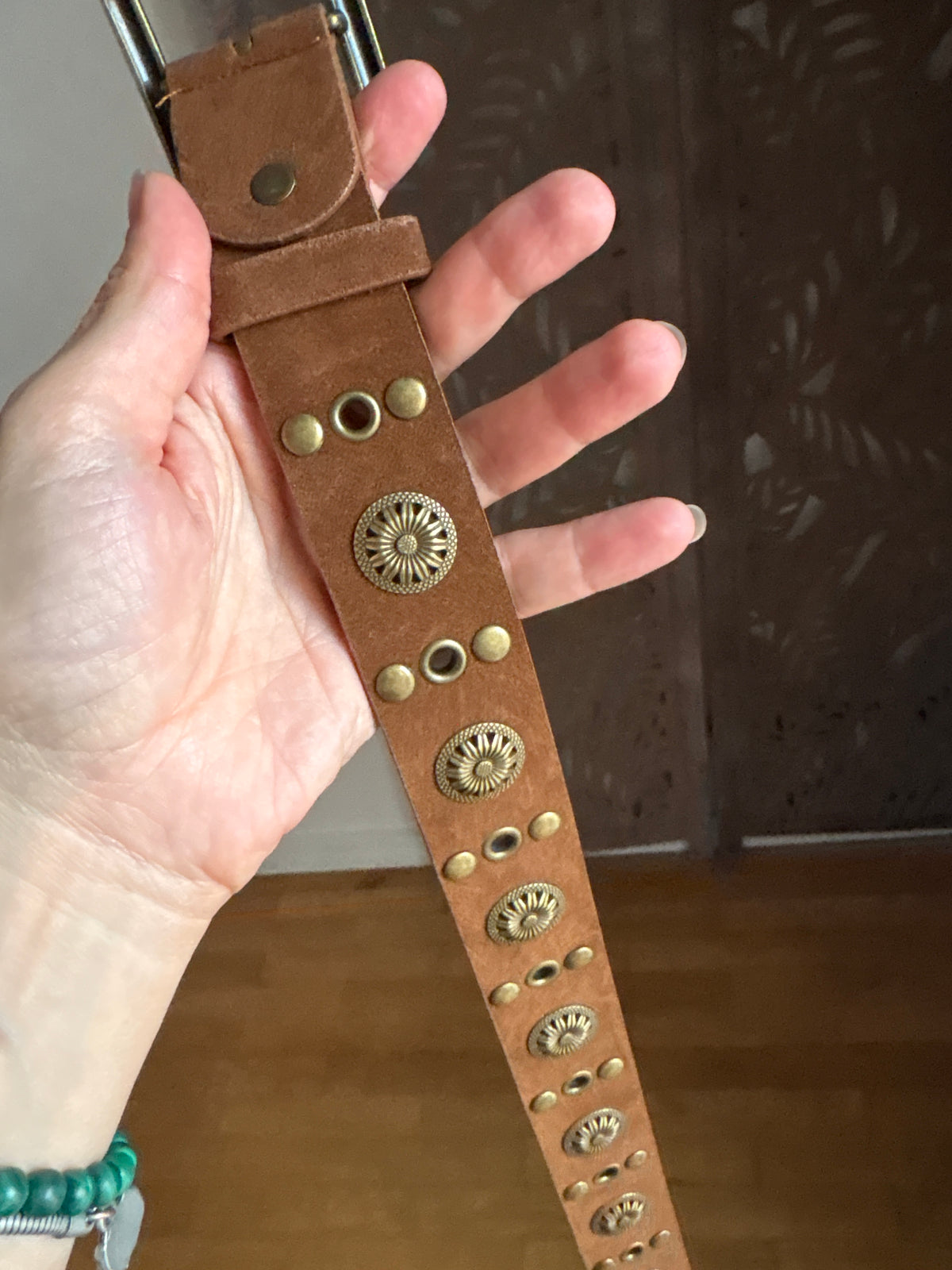 Cintura boho in vellutino con borchie e fibbia intagliata - In 3 Colori