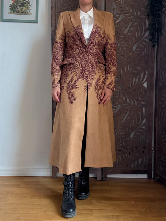 Soprabito lungo scamosciato cammello aderente in vita con fantasia floreale bordeaux