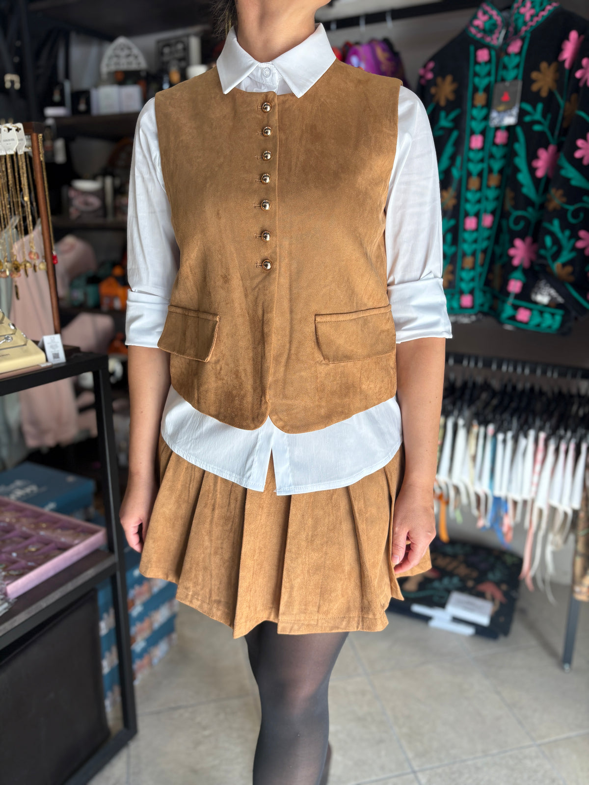 Completo effetto suede cammello con gilet e gonna skort con pantaloncino interno