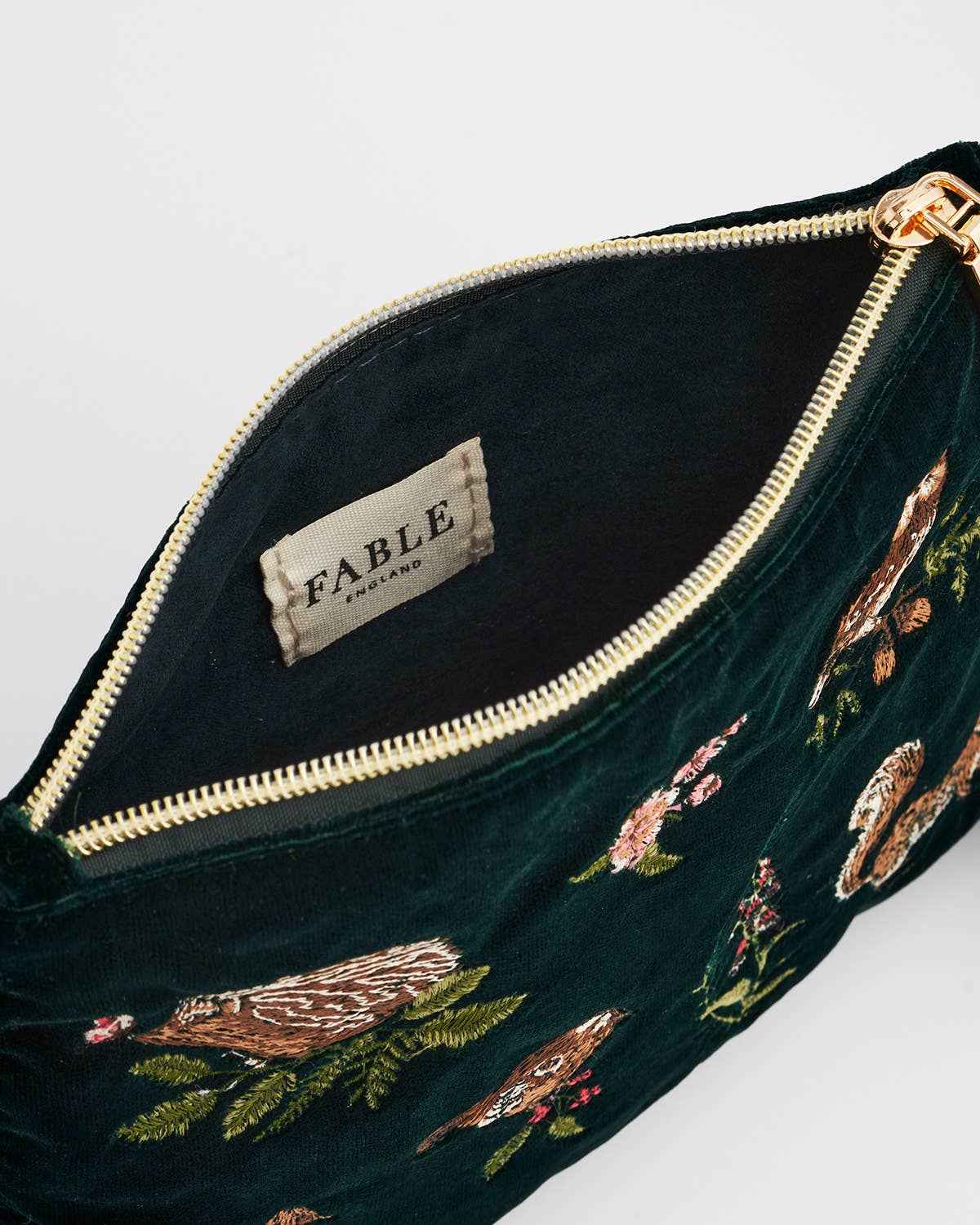 Pochette Meadow Scene ricamata in velluto verde foresta - Fable England