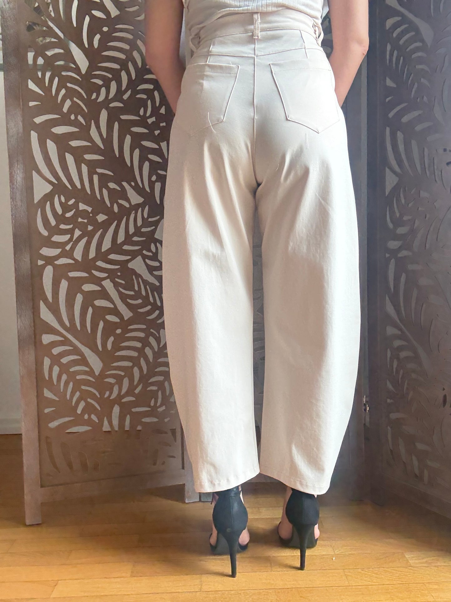 Pantaloni beige in punto Milano a gamba ampia – Con charm decorativo coordinato