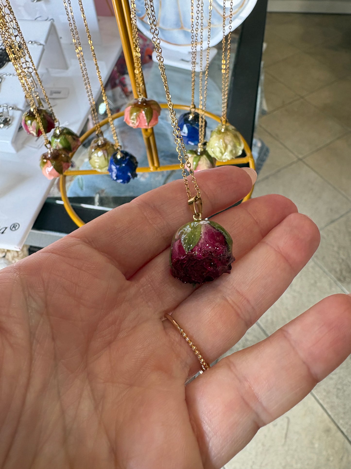 Collana "Rosa Eterna" – Bocciolo di Vera Rosa in Resina e Acciaio Inossidabile