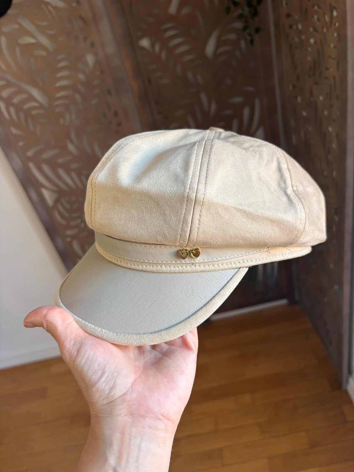 Cappello Baker Boy effetto scamosciato con cuori dorati - In 3 colori