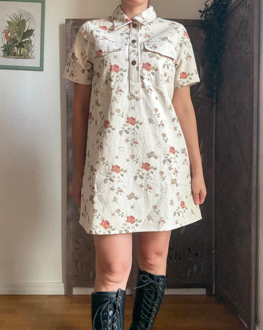 Vestito corto di jeans bianco floreale con maniche corte e tasche