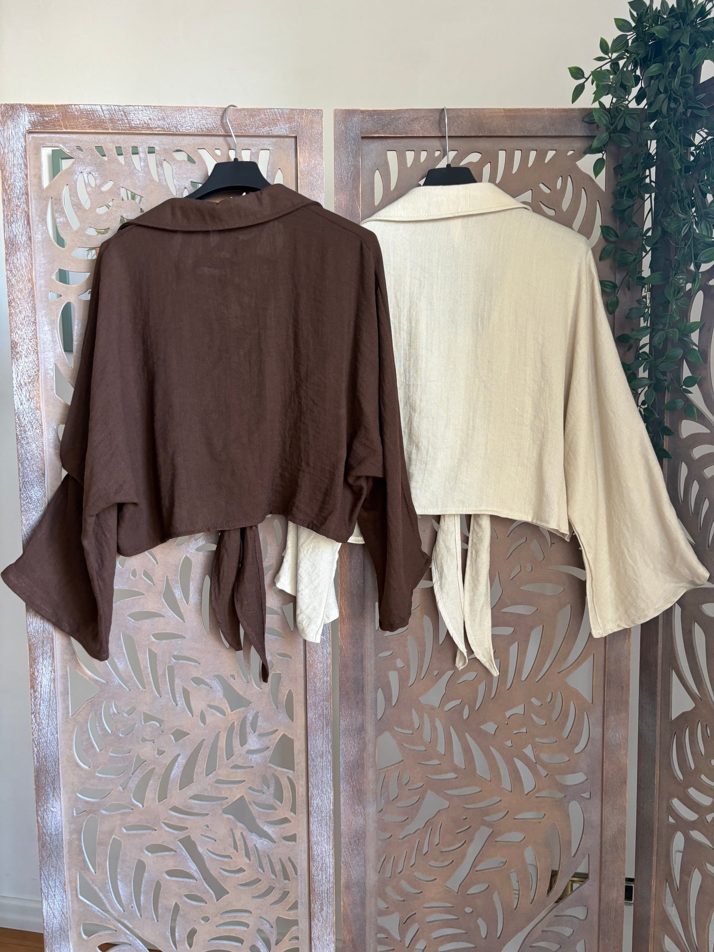 Blusa Crop con Nodo Frontale - In 2 Colori