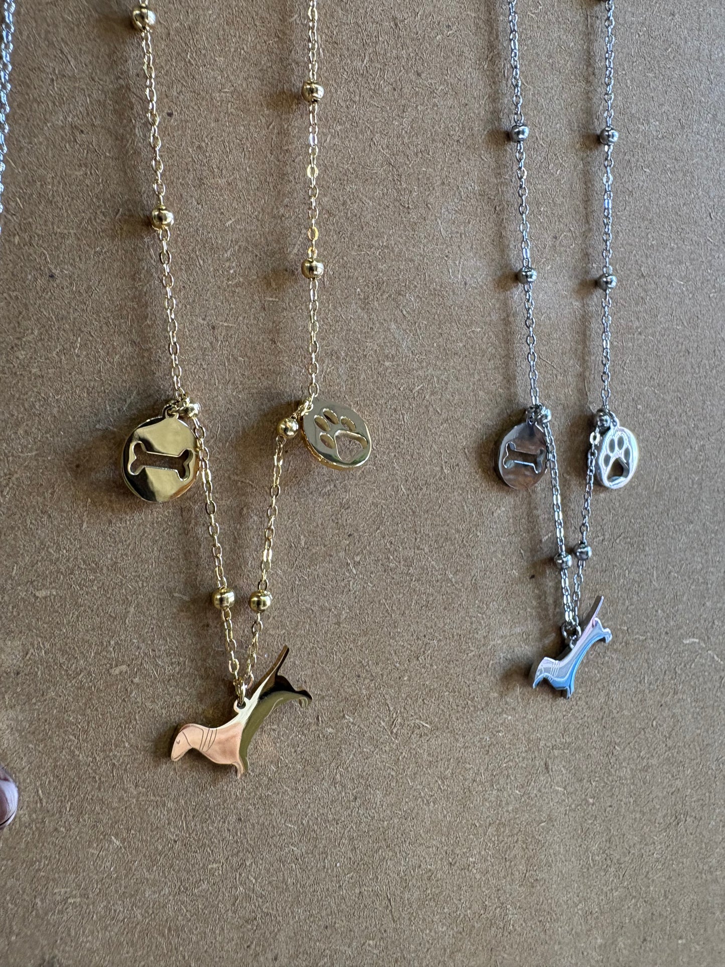 Collana bassotto con charms in acciaio inossidabile in 2 colori