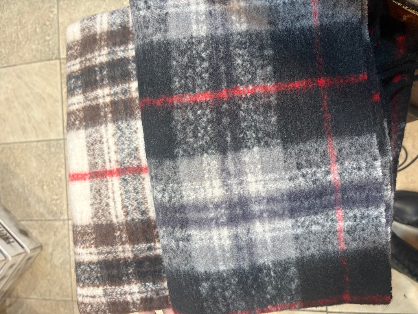 Sciarpa invernale plaid in misto lana con frange in 3 colori