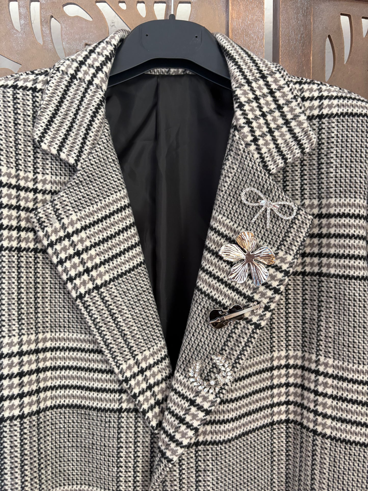 Cappotto College lungo grigio a quadretti in cotone con spille