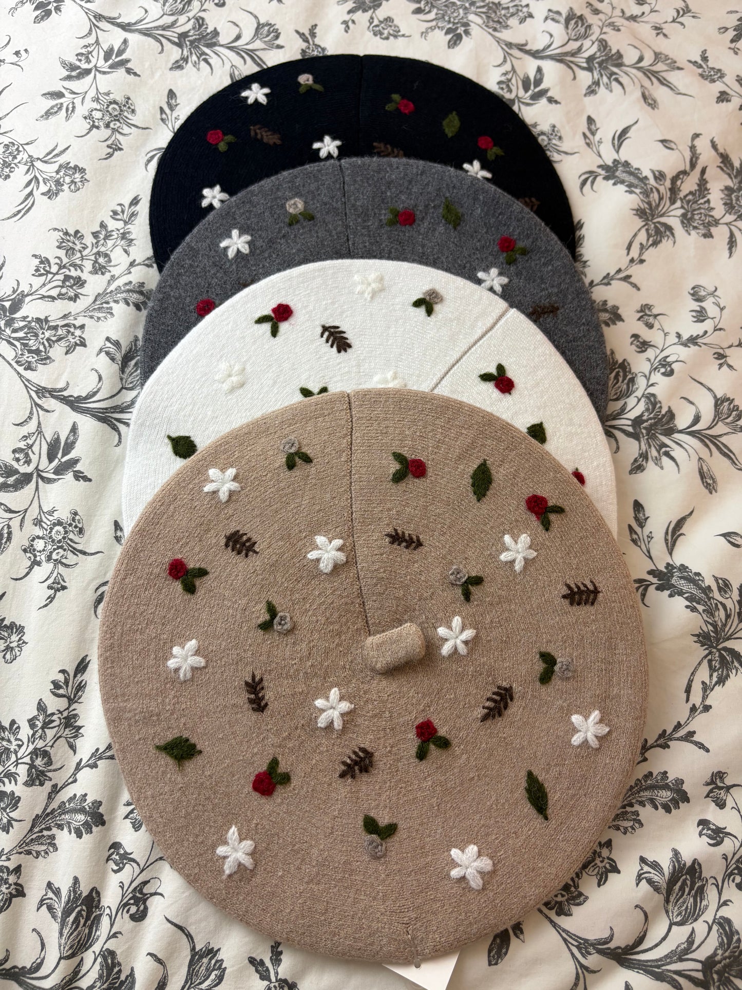 Basco ricamato Woodland in 4 colori