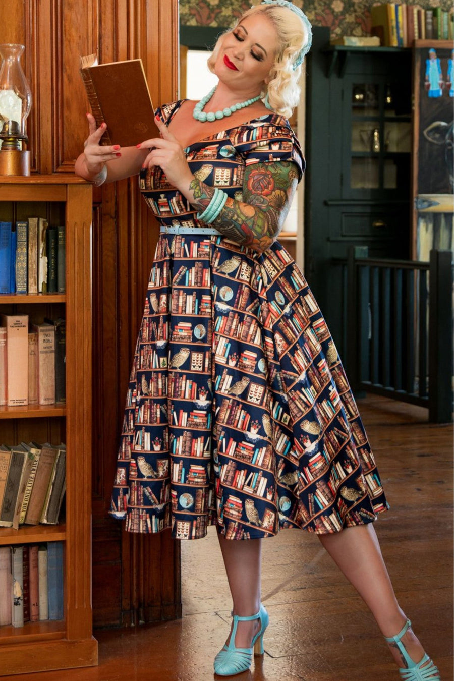 Lily Retro: Abito Library Book & Owl con Scollo a Barca