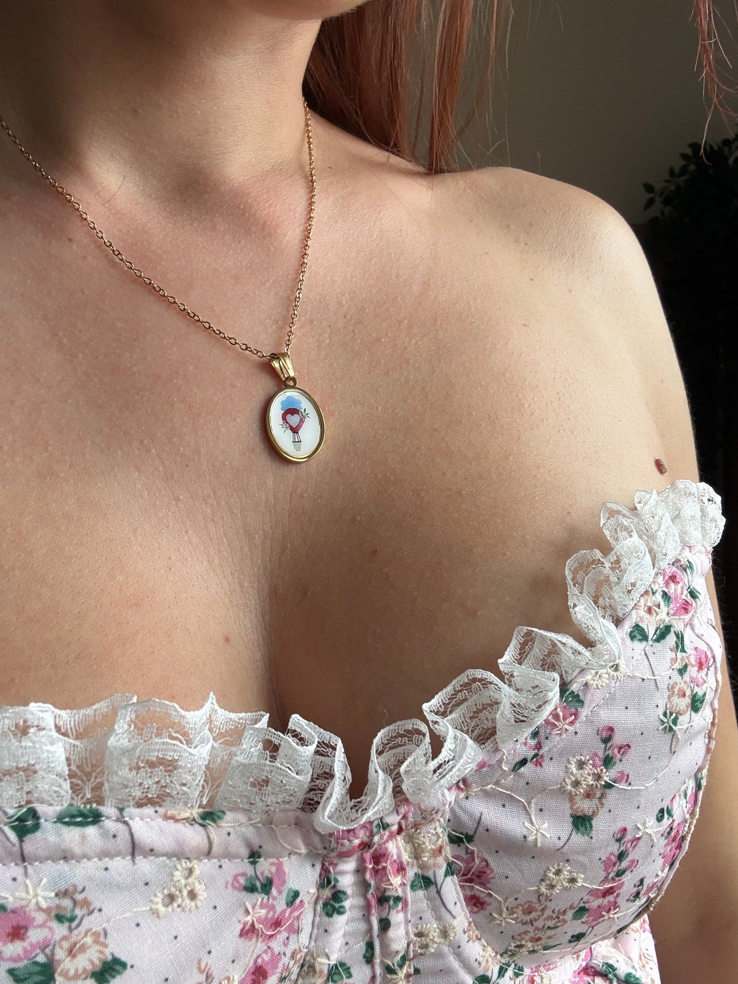 Collezione Miniature Romantiche: Collane in Acciaio Gold con Pendenti Illustrati