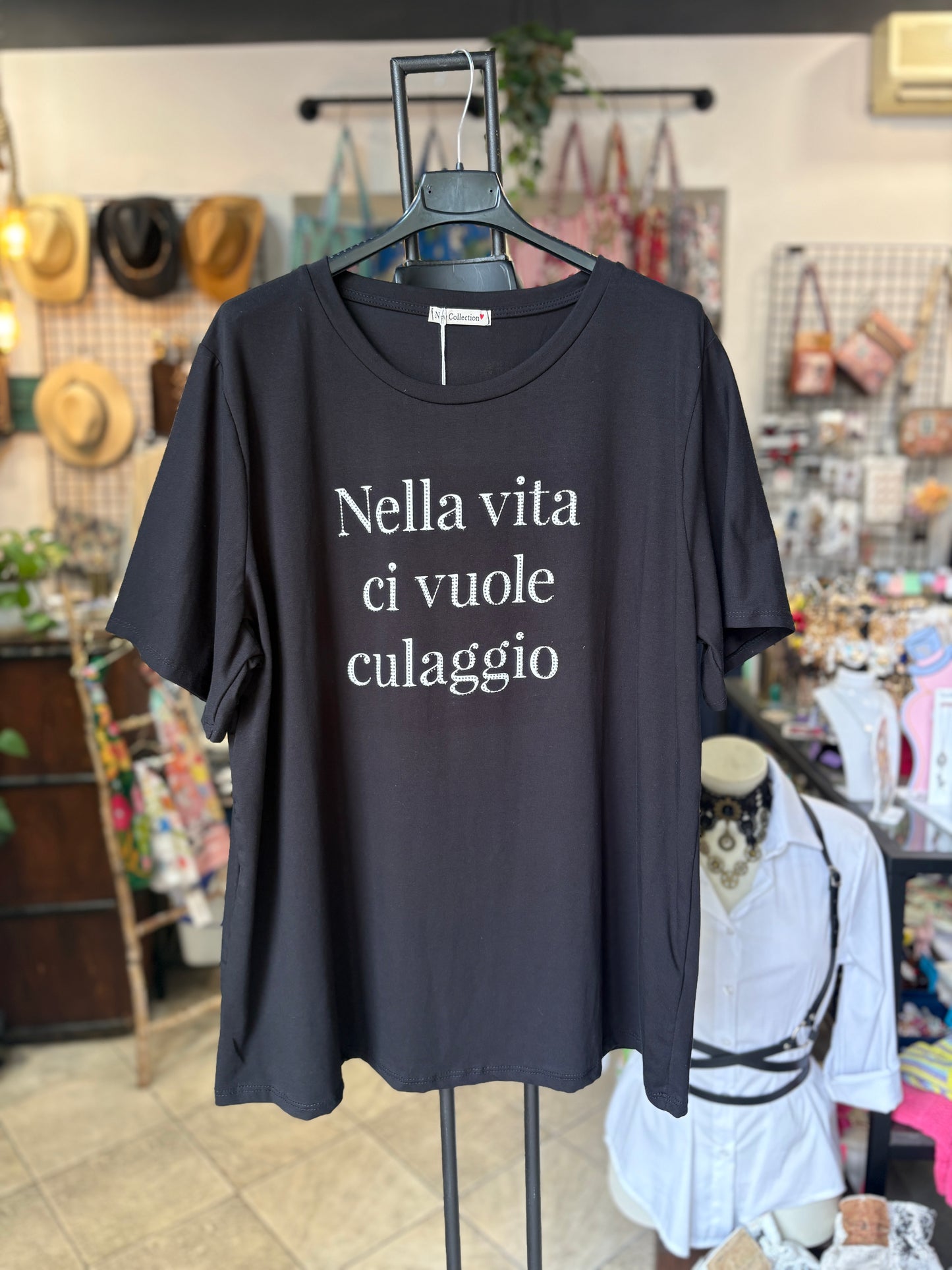 T- Shirt Curvy Nera con Scritte Divertenti Strass
