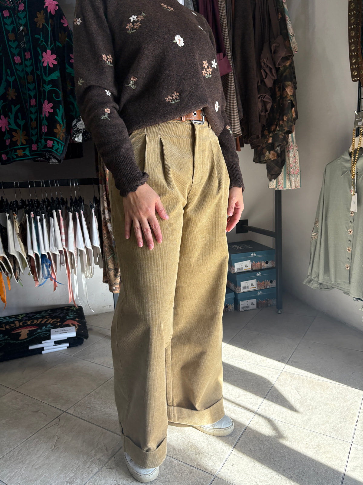 Pantaloni donna wide leg in velluto a coste cammello con cintura