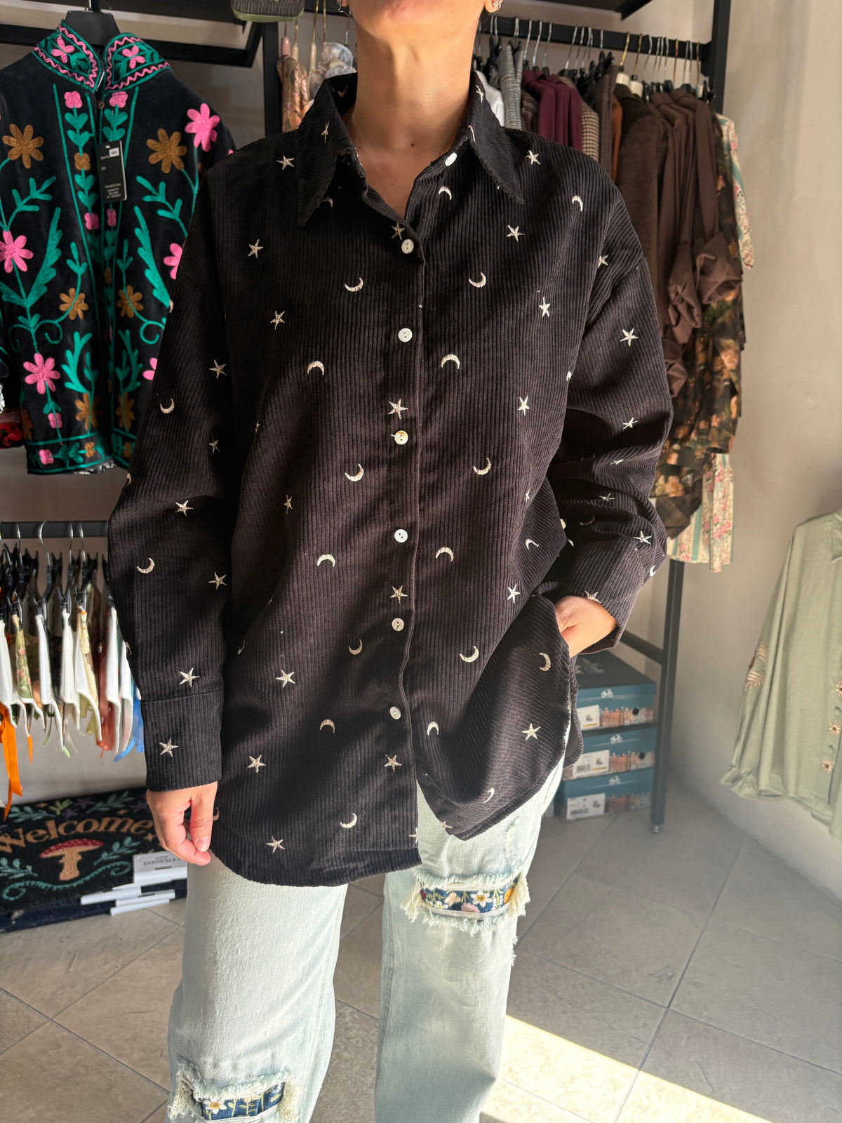 Camicia Midnight Sky in velluto a coste nero con stelle e lune