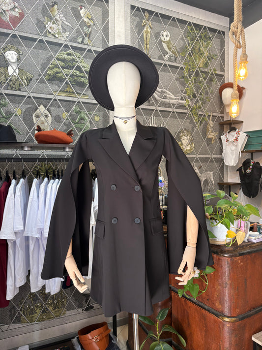 Blazer nero Lumina lungo con apertura sul retro e maniche aperte