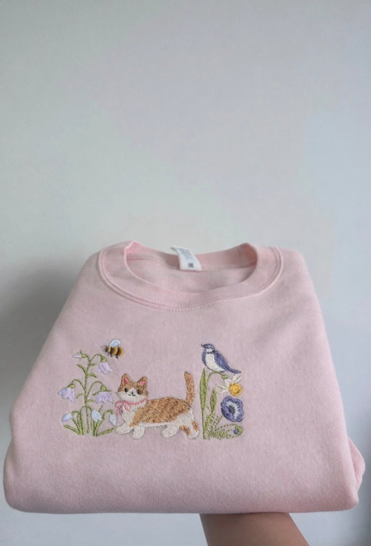 Felpa Girocollo in Cotone “Kitty Garden" Rosa con Ricamo Handmade