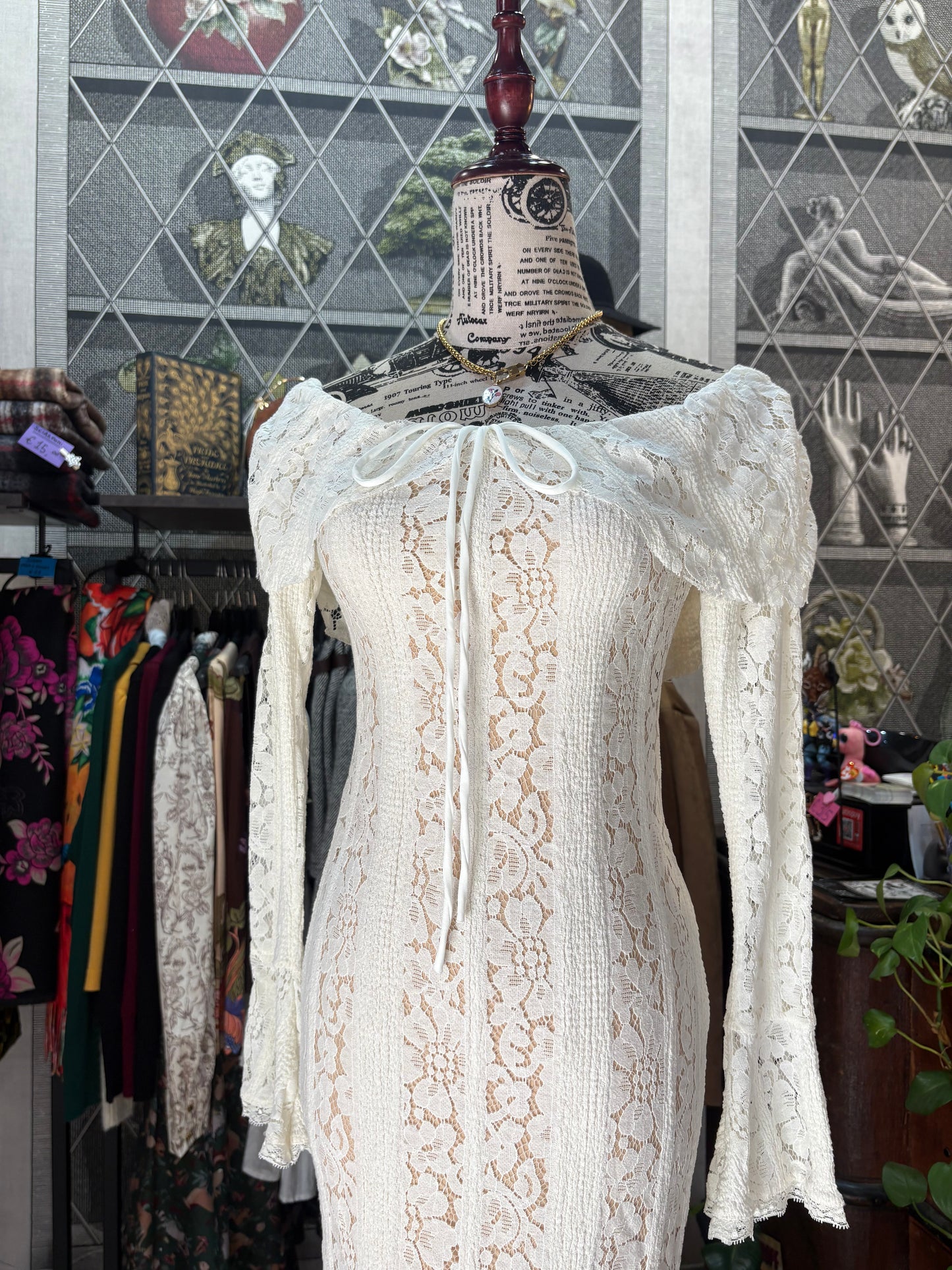 Abito lungo retrò romantico in pizzo color crema