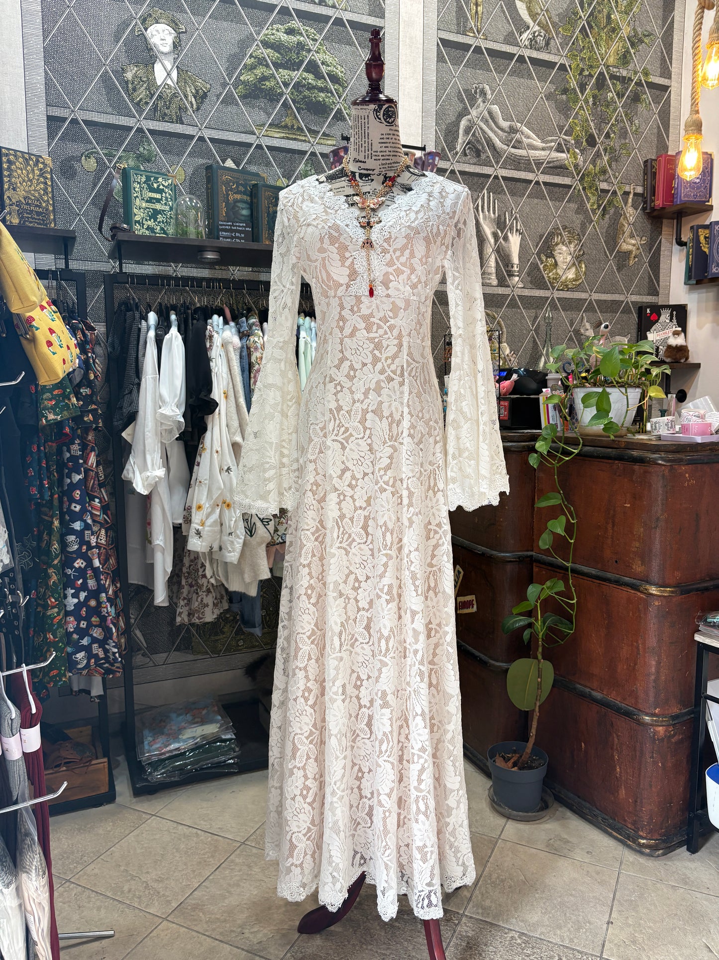 Abito Arwen - Abito Lungo in Pizzo Bianco con Maniche a Campana