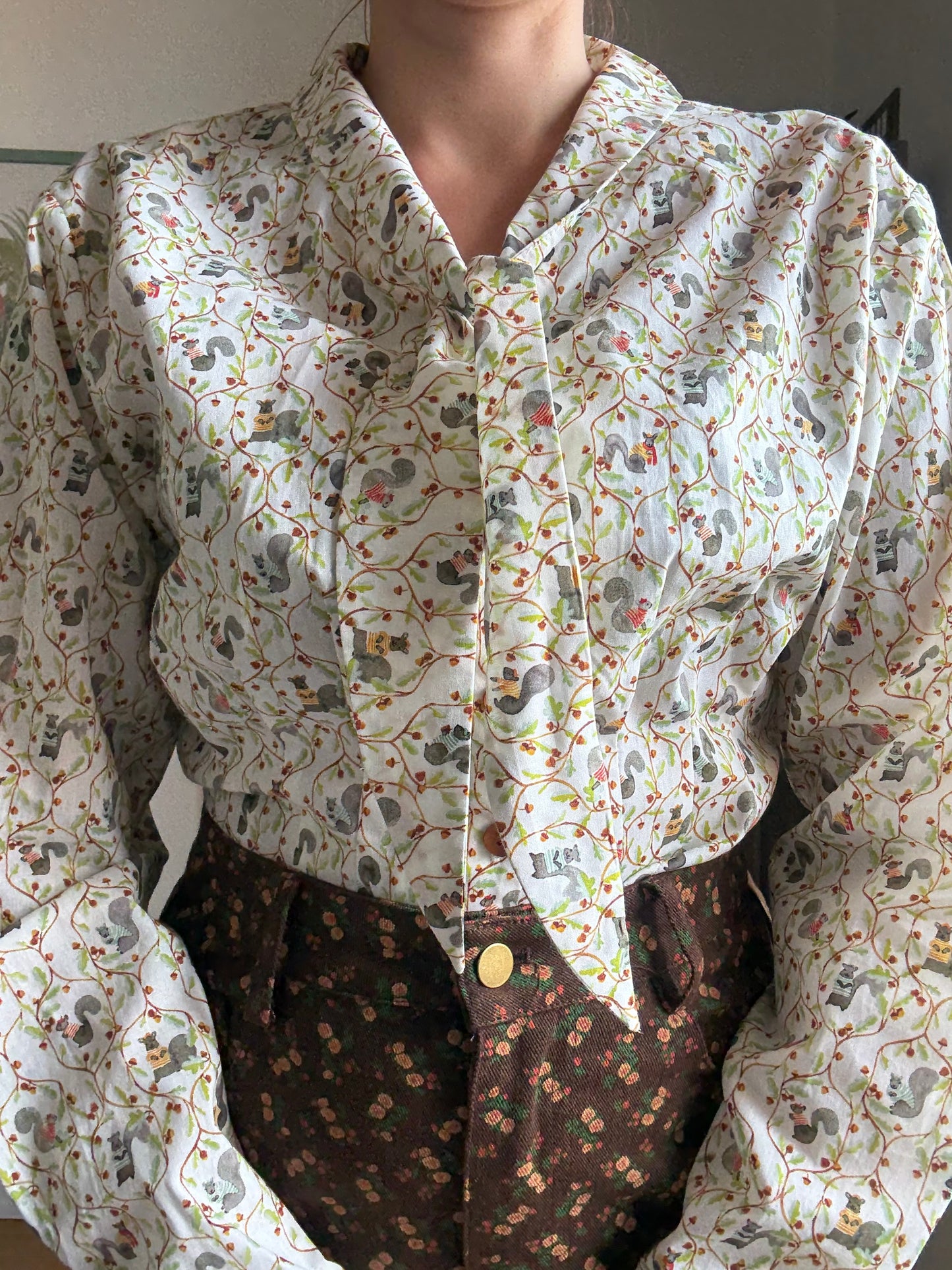 Camicetta retrò inglese in cotone con fiocco al collo French Squirrels