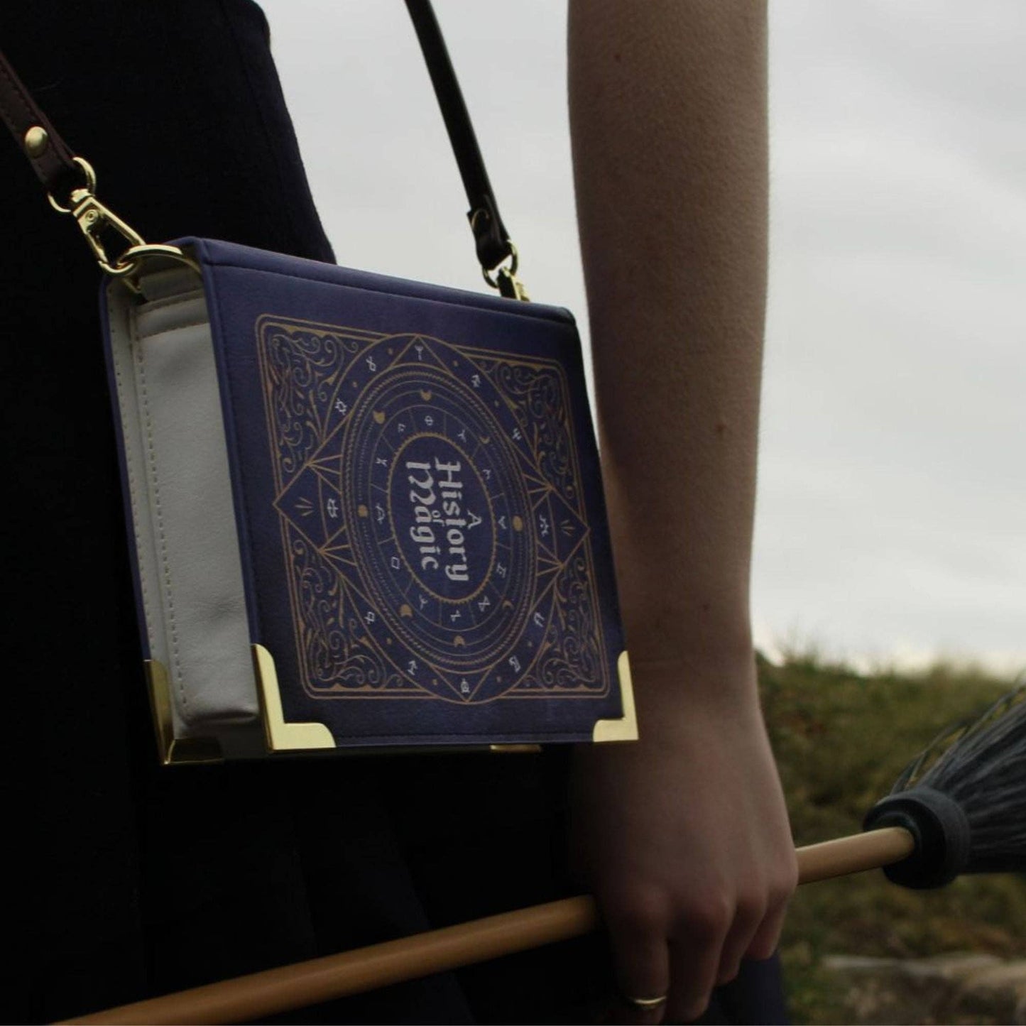 Borsa libro a tracolla A History of Magic