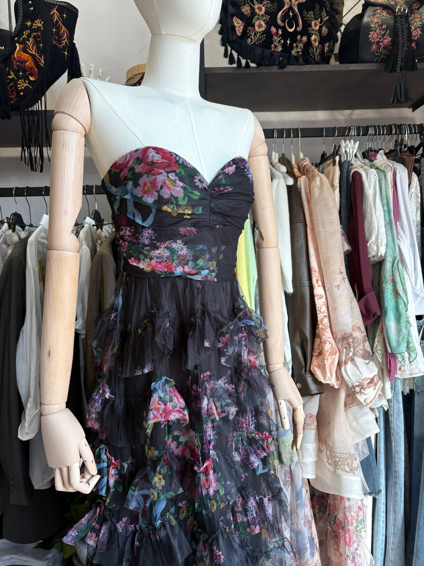 Abito Maxi "Spring Bloom" in Tulle a Balze - Nero con Scollo a Cuore