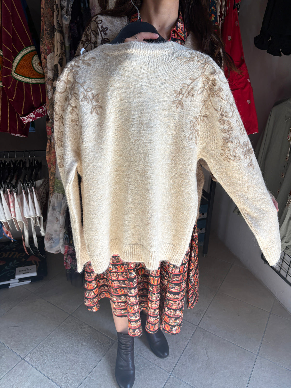 Cardigan donna Evelin con ricamo floreale e bottoni vintage
