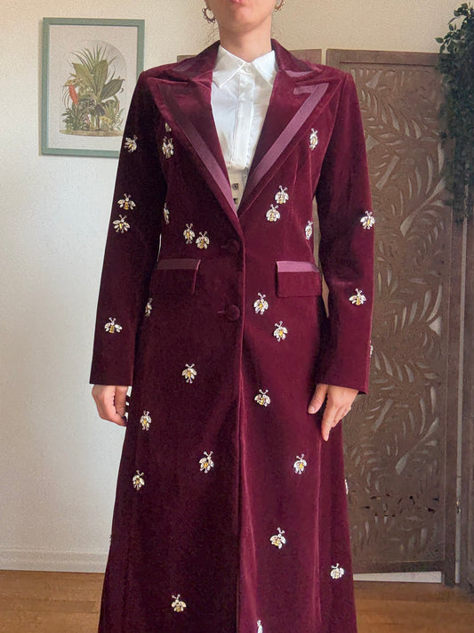 Cappotto lungo bordeaux aderente in vita con dettagli gioiello