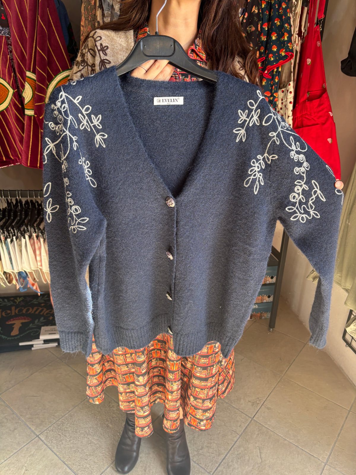 Cardigan donna Evelin con ricamo floreale e bottoni vintage