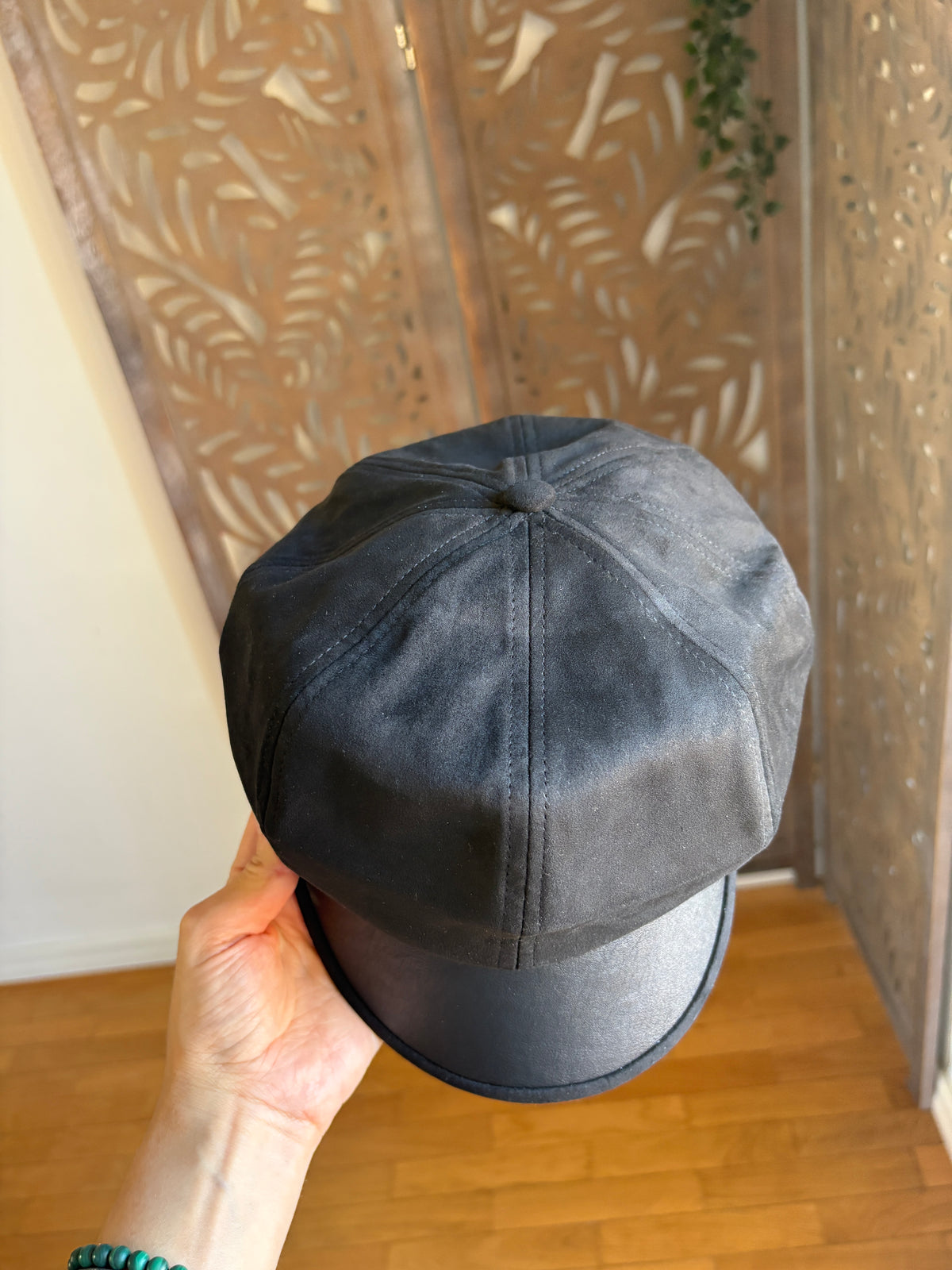 Cappello Baker Boy effetto scamosciato con cuori dorati - In 3 colori