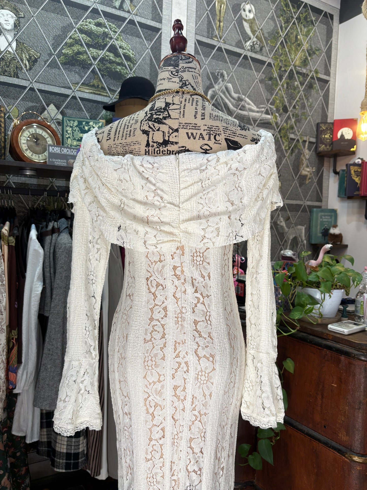 Abito lungo retrò romantico in pizzo color crema