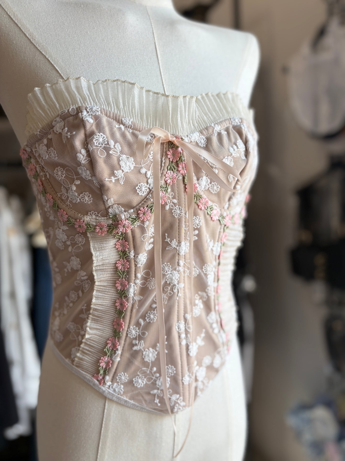 Corsetto Bustier "Fioritura Romantica" in Tulle Ricamato